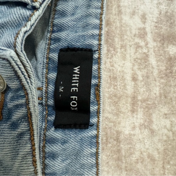 White Fox Bethany mini skirt size medium - Picture 3 of 4